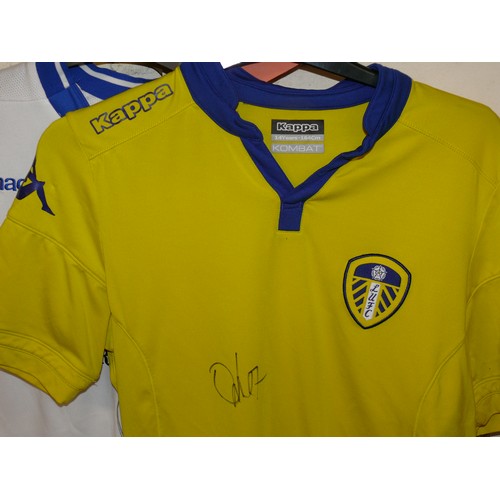 177 - A NICE COLLECTION OF FOOTBALL MEMORABILA MOSTLY LEEDS UNITED TO INCLUDE SIGNED PHOTOS AND MAGAZINES,... 