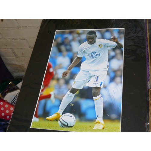 177 - A NICE COLLECTION OF FOOTBALL MEMORABILA MOSTLY LEEDS UNITED TO INCLUDE SIGNED PHOTOS AND MAGAZINES,... 