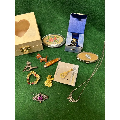 19 - A COLLECTION OF BROOCHES AND A SILVER NECKLACE WITH BUTTERFLY