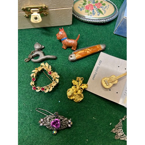 19 - A COLLECTION OF BROOCHES AND A SILVER NECKLACE WITH BUTTERFLY