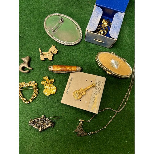 19 - A COLLECTION OF BROOCHES AND A SILVER NECKLACE WITH BUTTERFLY