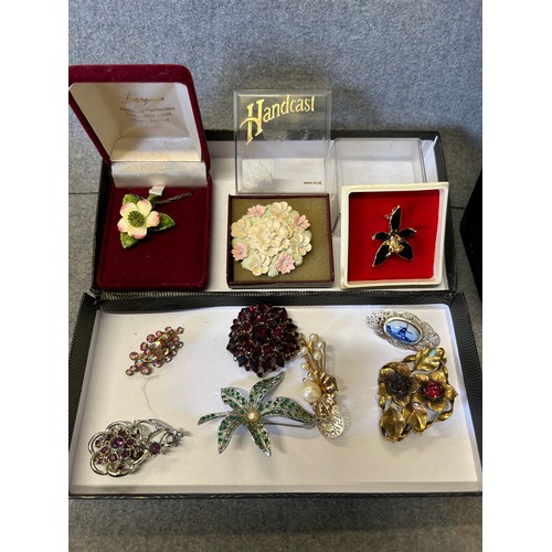 25 - A BOX OF VINTAGE BROOCHES IN BOXES AND OTHERS, NECKLACE ETC