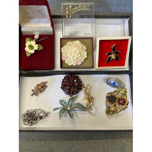 25 - A BOX OF VINTAGE BROOCHES IN BOXES AND OTHERS, NECKLACE ETC