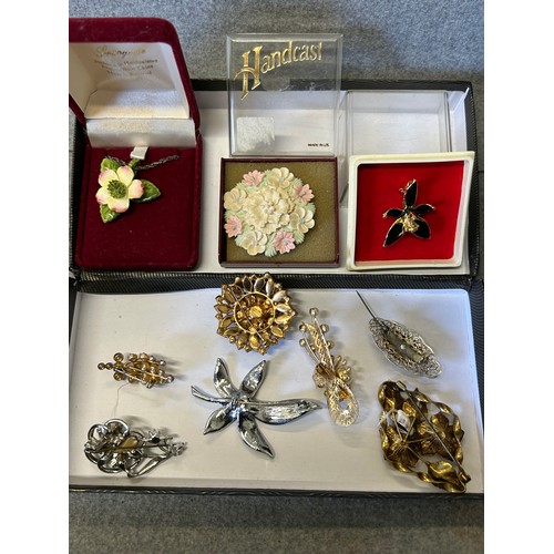 25 - A BOX OF VINTAGE BROOCHES IN BOXES AND OTHERS, NECKLACE ETC