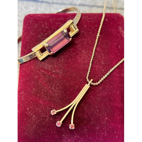 23 - 2 VERY GOOD PIECES OF GOLD METAL JEWELLERY A NECKLACE AND PENDANT WITH RED STONES AND BRACELET / BAN... 