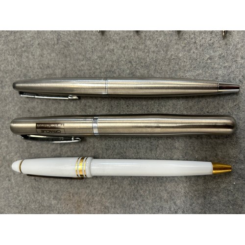 28 - A COLLECTION OF PENS A PARKER FOUNTAIN WITH 14CT GOLD NIB PLUS OTHER PENS