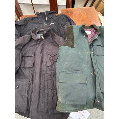 451 - 2 x TIMBERLAND GENTS COATS IN BLACK SIZE L/G AND A “COUNTRY SQUIRE” GILET IN FOREST GREEN SIZE L