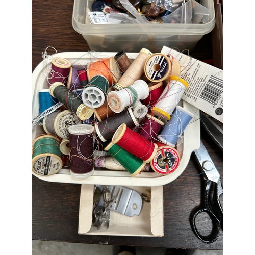 452 - GOOD SEWING & NEEDLEWORK LOT INCLUDING EMBROIDERY THREADS, SILKS, SCISSORS, BUTTONS, NEEDLES ETC