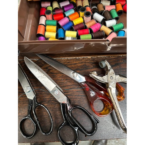 452 - GOOD SEWING & NEEDLEWORK LOT INCLUDING EMBROIDERY THREADS, SILKS, SCISSORS, BUTTONS, NEEDLES ETC