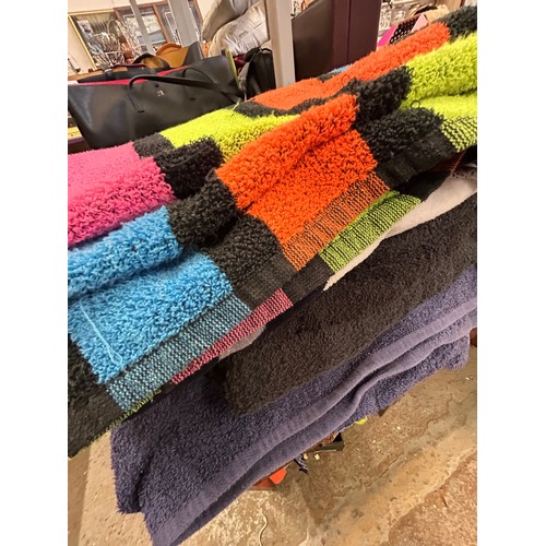 456 - A LARGE SELECTION OF GOOD QUALITY TOWELS