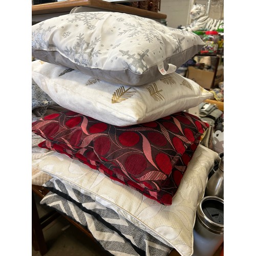 462 - A SELECTION OF CUSHIONS WITH GREY AND GOLD GLITTER PATTERNS PLUS A PAIR OF LOVELY RED CUSHIONS