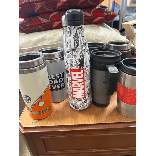 464 - A SELECTION OF WATER BOTTLES AND THERMOS TRAVEL MUGS TO INCLUDE MARVEL, VW AND WILDBEAN CAFE