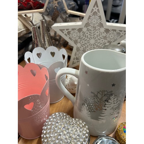 466 - A NICE COLLECTION OF DECORATIVE ITEMS TO INCLUDE YANKEE CANDLE, LIGHT UP STARS, CERAMIC BIRDS, METAL... 