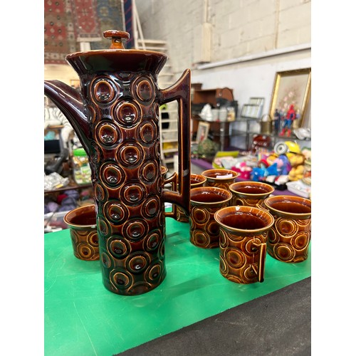 472 - 1970'S PORTMEIRION 'JUPITER' COFFEE SET IN BROWN BY SUSAN WILLIAMS ELLLIS TO INCLUDE COFFEE POT, MIL... 