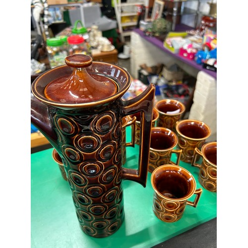 472 - 1970'S PORTMEIRION 'JUPITER' COFFEE SET IN BROWN BY SUSAN WILLIAMS ELLLIS TO INCLUDE COFFEE POT, MIL... 