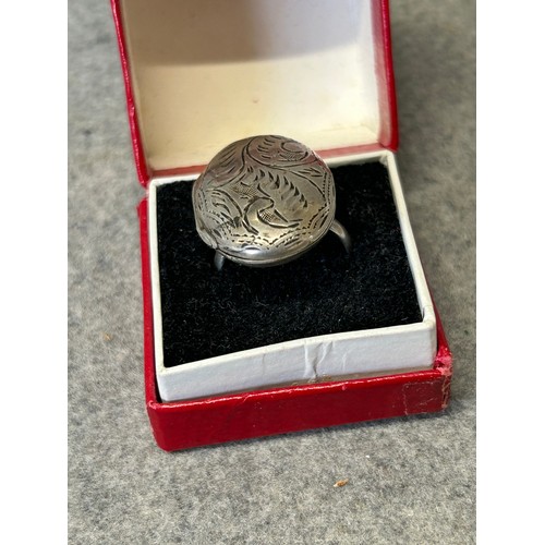 33 - A SILVER POISON RING (OR LOCKET) SIZE M