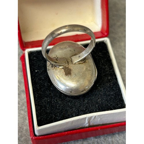 33 - A SILVER POISON RING (OR LOCKET) SIZE M