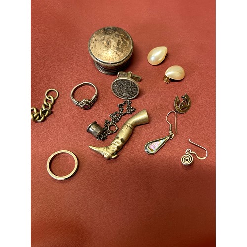 32 - A SMALL LOT OF SILVER BITS 2 SILVER RINGS SILVER BOTTLE TOP 2 EARRINGS SILVER BROOCH C.E.   A CIGARE... 