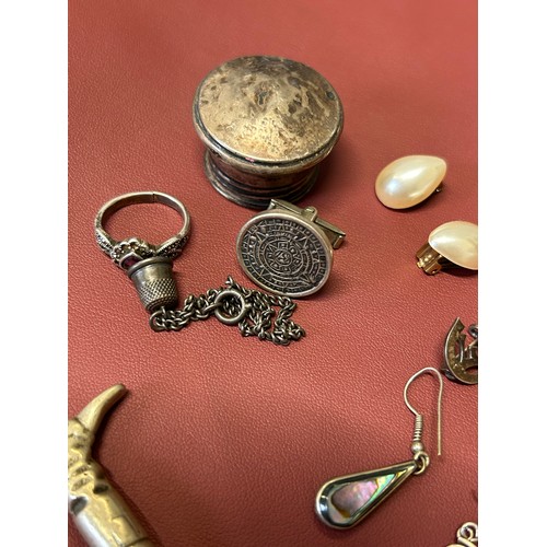 32 - A SMALL LOT OF SILVER BITS 2 SILVER RINGS SILVER BOTTLE TOP 2 EARRINGS SILVER BROOCH C.E.   A CIGARE... 