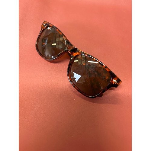 39 - A PAIR RAY-BAN TORTOISESHELL SUN GLASSES