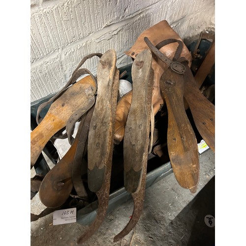 103H - A GOOD BOX OF ANTIQUE & VINTAGE ICE SKATES TO INCLUDE 3 PAIRS OF WOODEN FEN OR WHITTLESEY RUNNERS, T... 