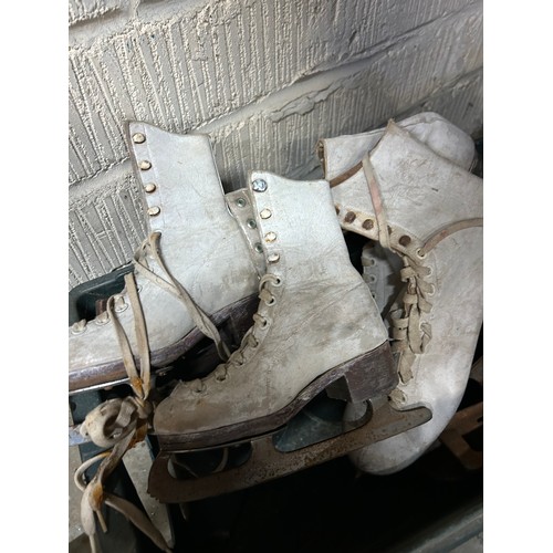 103H - A GOOD BOX OF ANTIQUE & VINTAGE ICE SKATES TO INCLUDE 3 PAIRS OF WOODEN FEN OR WHITTLESEY RUNNERS, T... 