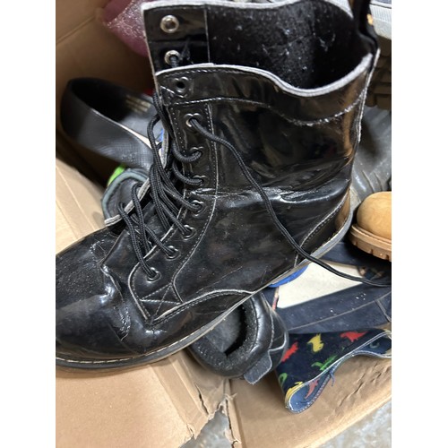 460B - LARGE BOX OF LADIES, GENTS AND CHILDS WORN SHOES