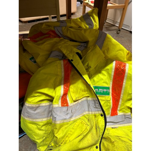 460C - BOX OF MANY HIGH VIZ JACKETS & TROUSERS IN YELLOW AND ORANGE