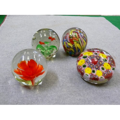 72 - 4 BEAUTIFUL GLASS PAPERWEIGHTS 1 MURANO STYLE TUTTI-FRUITTI, 1 AQUARIUM  WITH GOLD FISH, 1 MILLEFLIO... 