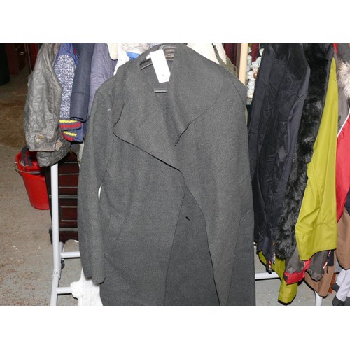 147B - PRIMARK LARGE GREEN COAT WITH WOOLY COLLAR,
A BELTED SHAWL COAT IN CHARCOAL GREY (ONE SIZE) NEW AND ... 