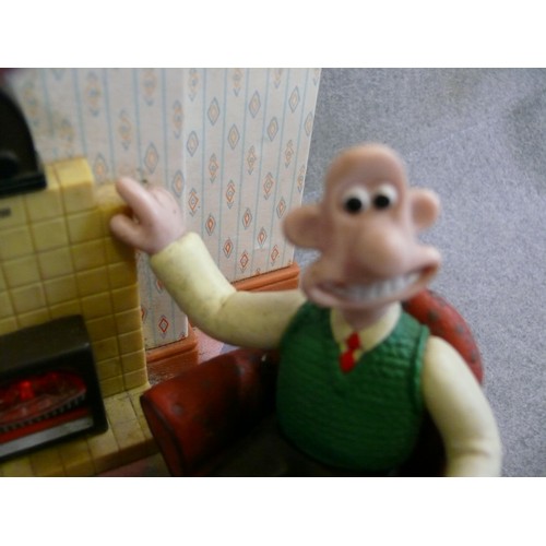 93 - VINTAGE WALLACE & GROMIT TALKING RADIO ALARM CLOCK