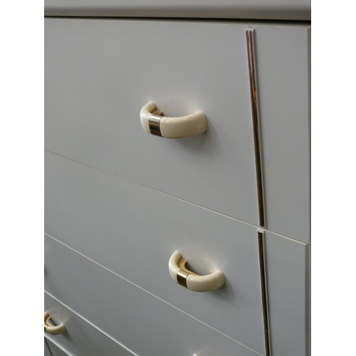 254 - 5 DRAWER BEDROOM CHEST OF DRAWERS. CREAM WITH RETRO STYLE CREAM/GOLD HANDLES