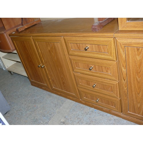 265 - SMALL WOODEN SIDE UNIT/SIDEBOARD WITH DOUBLE DOOR CUPBOARD AND 4 DRAWERS. WOOD EFFECT.