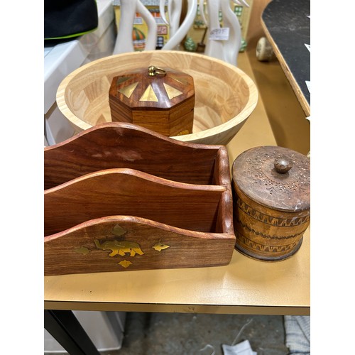 297E - A SELECTION OF WOODEN TREEN ITEMS TO INCLUDE LETTER RACK AND TRINKET POT WITH BRASS ELEPHANT INLAY P... 