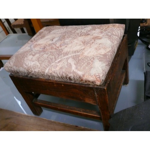 312 - SMALL OAK FOOT STOOL WITH PADDED TOP. TOGETHER WITH A FAUX RED LEATHER CUBE BOX, WITH LID.