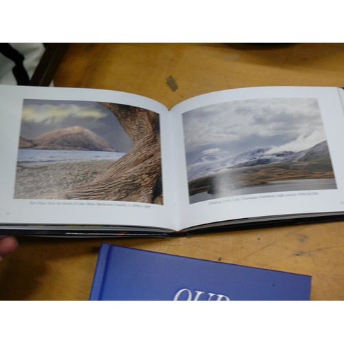 323 - 3 X BEAUTIFUL HARDBACK BOOKS OF NEW ZEALAND, CONTAINING STUNNING PHOTOGRAPHY. VGC