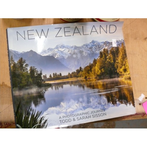 323 - 3 X BEAUTIFUL HARDBACK BOOKS OF NEW ZEALAND, CONTAINING STUNNING PHOTOGRAPHY. VGC