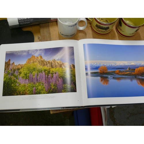 323 - 3 X BEAUTIFUL HARDBACK BOOKS OF NEW ZEALAND, CONTAINING STUNNING PHOTOGRAPHY. VGC