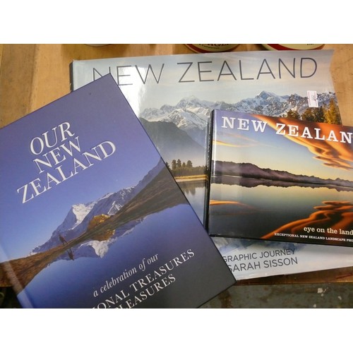 323 - 3 X BEAUTIFUL HARDBACK BOOKS OF NEW ZEALAND, CONTAINING STUNNING PHOTOGRAPHY. VGC