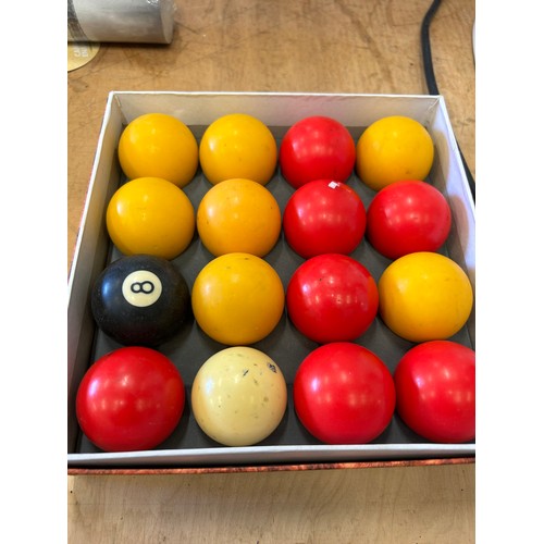 324 - SET OF BILLIARD BALLS. 'BILLIARD BALL Co. ENGLAND' WITH BOX.