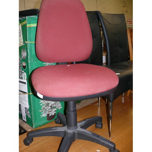 332 - SWIVEL OFFICE CHAIR. BURGUNDY FABRIC WITH BLACK BASE & FRAME.