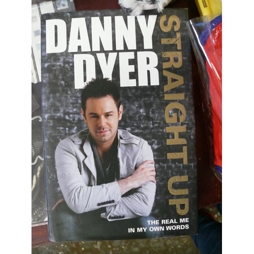 367 - DANNY DYER AUTOBIOGRAPHY 'STRAIGHT UP' HARDBACK, AND A SIGNED PHOTOGRAPH.