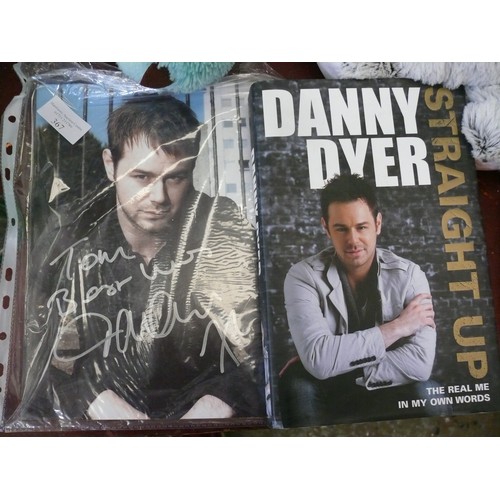 367 - DANNY DYER AUTOBIOGRAPHY 'STRAIGHT UP' HARDBACK, AND A SIGNED PHOTOGRAPH.