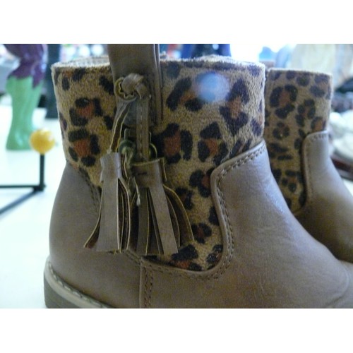 368 - CHILD'S ANIMAL PRINT BOOTS. 8