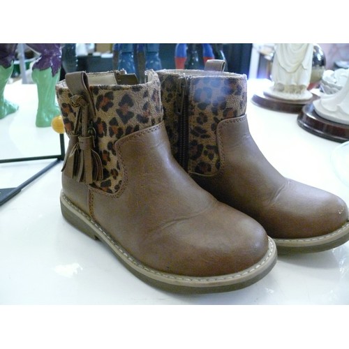 368 - CHILD'S ANIMAL PRINT BOOTS. 8