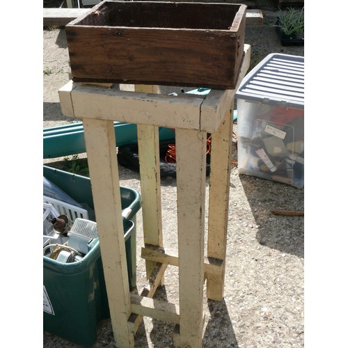 419 - A WOODEN STAND, WOODEN BOX AND BOX OF GARDEN LIGHTS