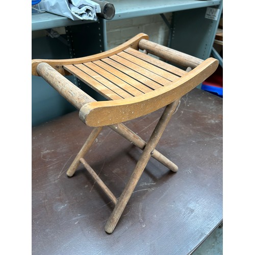 442 - A VINTAGE FOLDING STOOL WITH SLATTED TOP