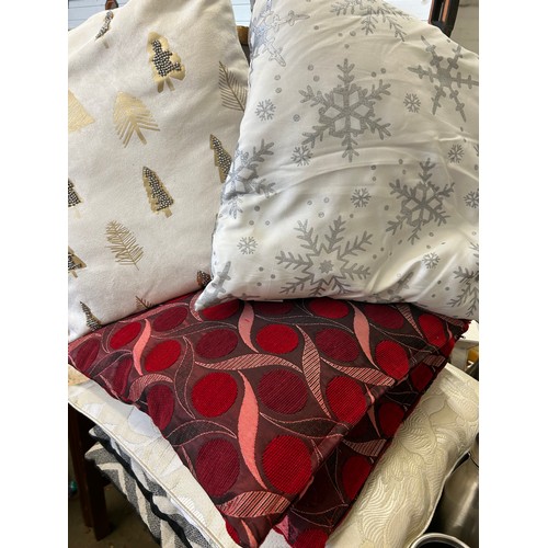 462 - A SELECTION OF CUSHIONS WITH GREY AND GOLD GLITTER PATTERNS PLUS A PAIR OF LOVELY RED CUSHIONS