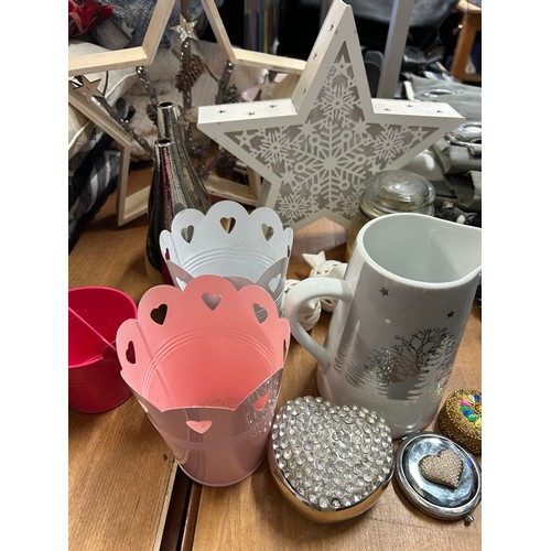 466 - A NICE COLLECTION OF DECORATIVE ITEMS TO INCLUDE YANKEE CANDLE, LIGHT UP STARS, CERAMIC BIRDS, METAL... 