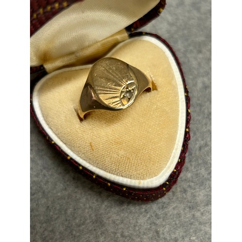 21 - A 9ct GOLD AND DIAMOND SIGNET RING SIZE P WEIGHT 3.88gr